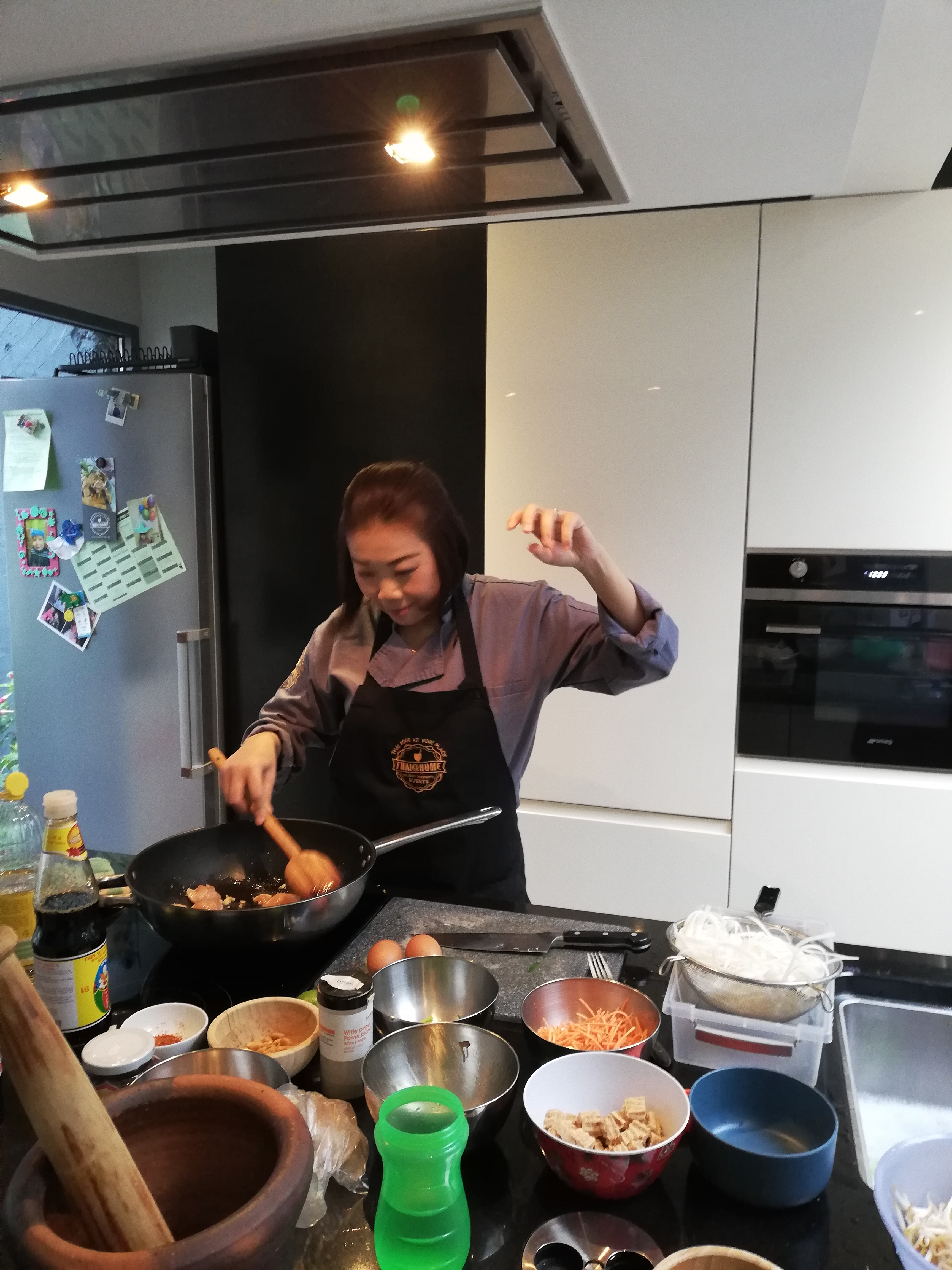 Thaise kok in keuken thuis