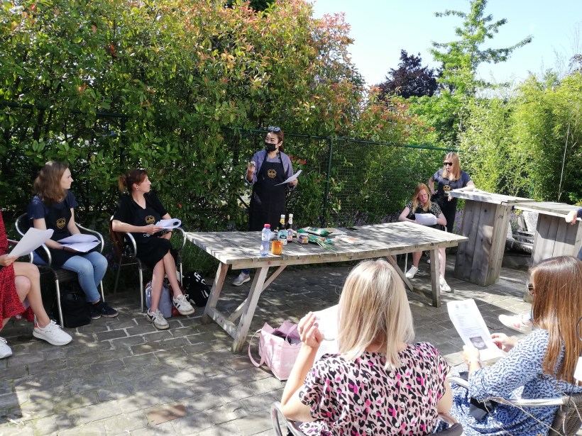 Chef geeft uitleg over ingrediënten buiten