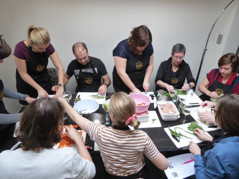 Mensen die samen koken